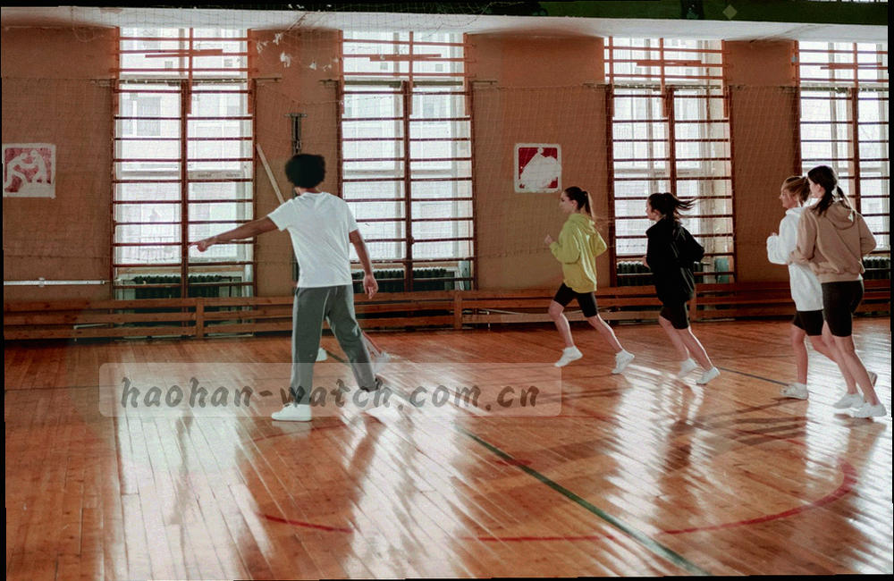 平板屏幕上显示收藏夹，比赛数据卡片排列